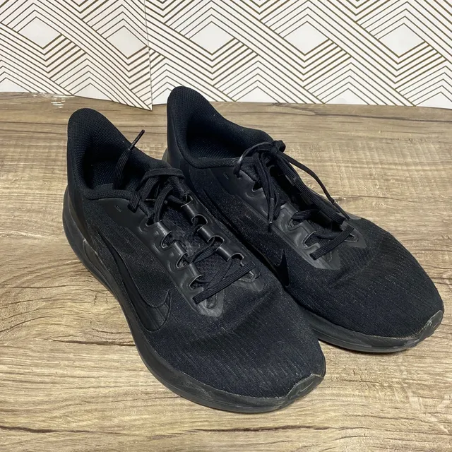 Poshmark ad creative: Nike Men's Black Running Athletic Shoes