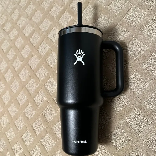 Mercari ad creative: Hydro Flask Hydroflask Travel Tumbler 32oz Bottle - Home